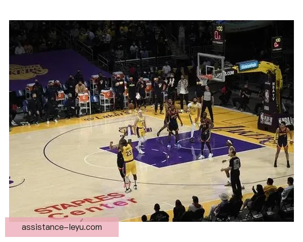 湖人逆转勇士詹姆斯关键三分点燃全场助球队重返西部前四行列再起航