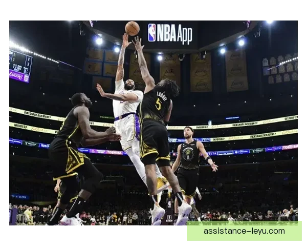 湖人队新赛季阵容调整引发热议 詹姆斯与戴维斯能否带队再创辉煌